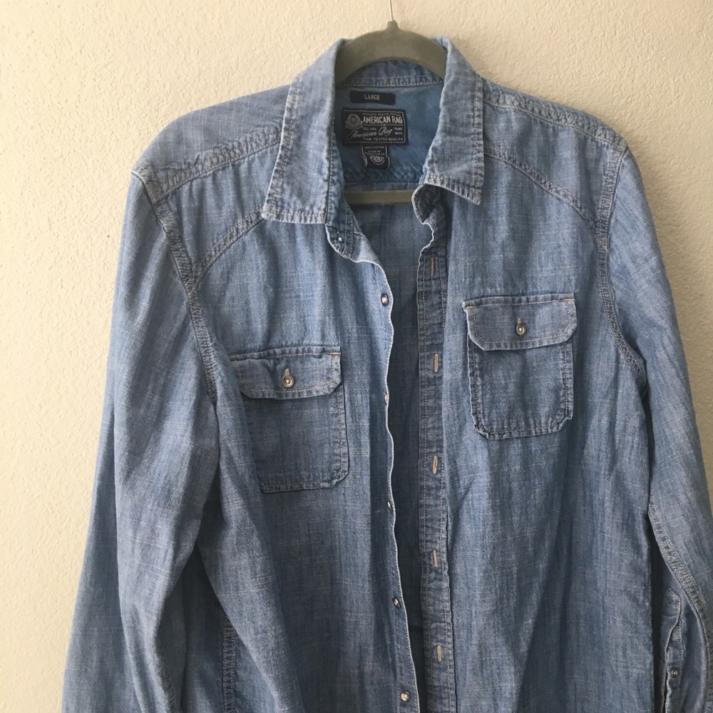 Unisex denim shirt.